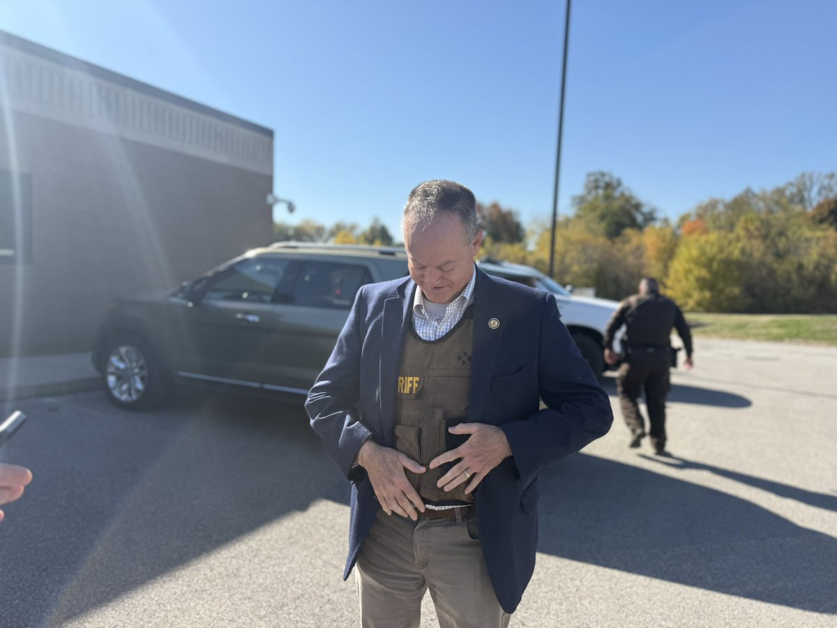 RepMessmer's tweet image. I was honored to join Sheriff Tom Latham in Posey County for a visit to their facilities and a ride-along around our community!

I am proud to support our brave Hoosier law enforcement officers, and fight for policies that keep them strong and safe.