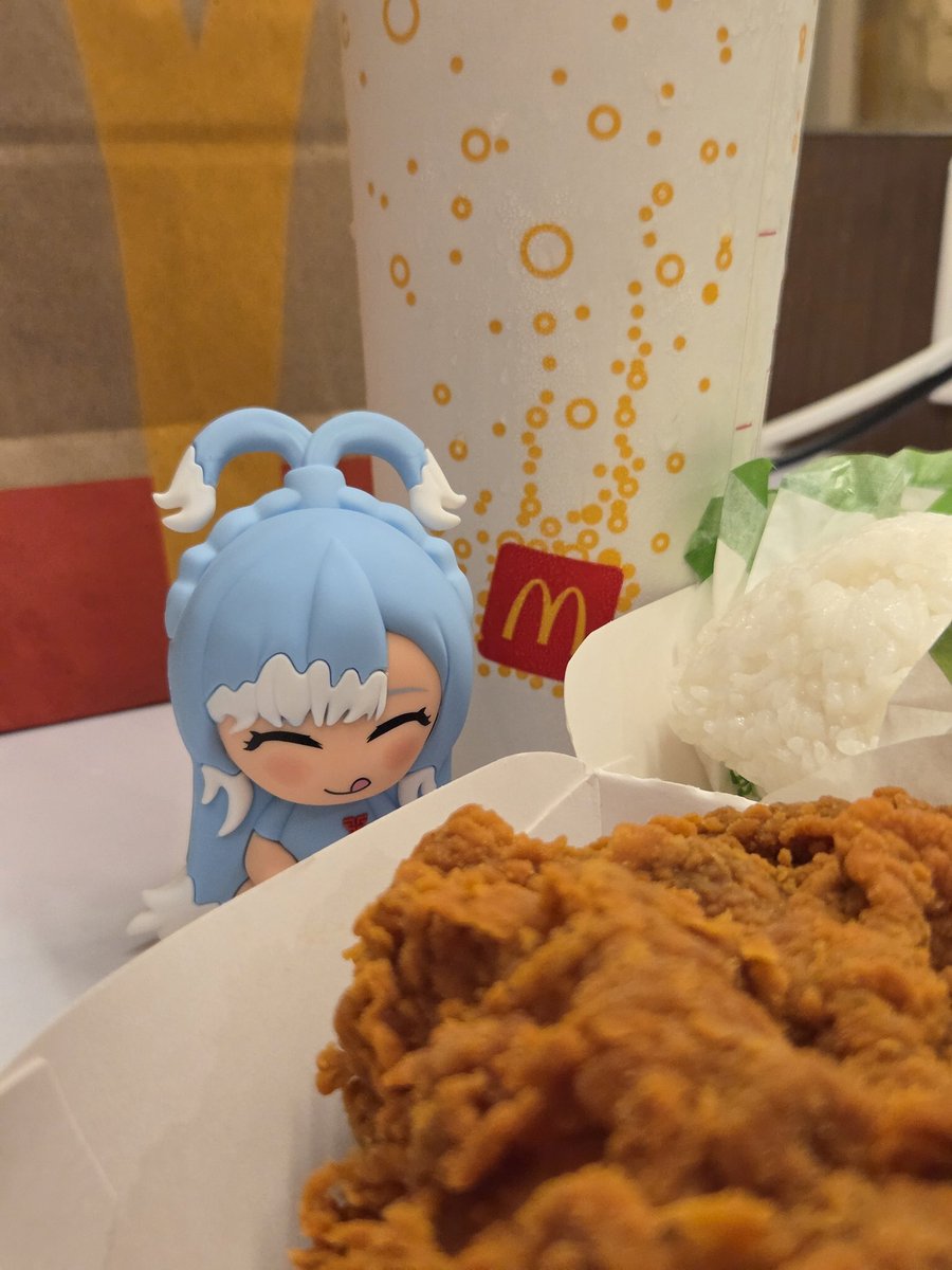 hwikkyofficial's tweet photo. Arrived at Indonesia 🇮🇩 
First meal, spicy chicken with... rice??
Yes they serve rice in Indonesia. Never seen this combo before, but it works SO WELL. Spicy but manageable. Fruit tea is not too sweet (good).
They should bring this to Korea. Kobo approves too.

#ChromaticFuture
#hololive #ホロライブ