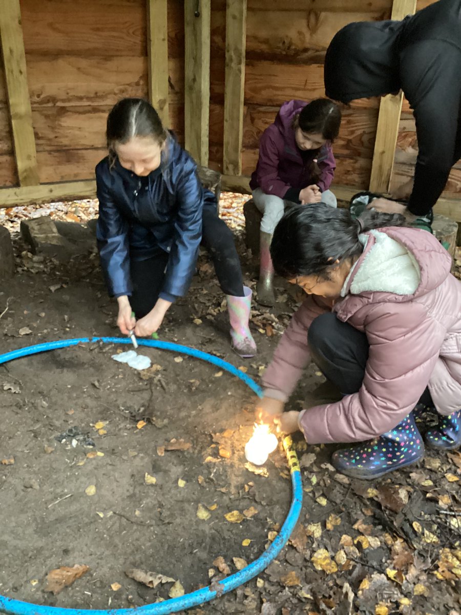 LittleSuttonCoE's tweet photo. Y6 Have had an amazing 2 days on residential @Barnstondale so far. Our first day was a little damp but it gave us the perfect opportunity to learn how to create shelters and make a fire to keep warm. https://t.co/5darJ8SXgE