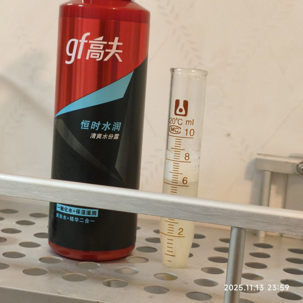 vvw369's tweet photo. 2025/11/13 🖐🏼️
固临时有事 但箭在弦上不得不
觉得量有点大就挤进量筒测了测，哦豁，损耗加上泡沫  得有 7 ml 吧  
然后发给了固  说亏了亏了早知道hhh https://t.co/J2qayp69j1