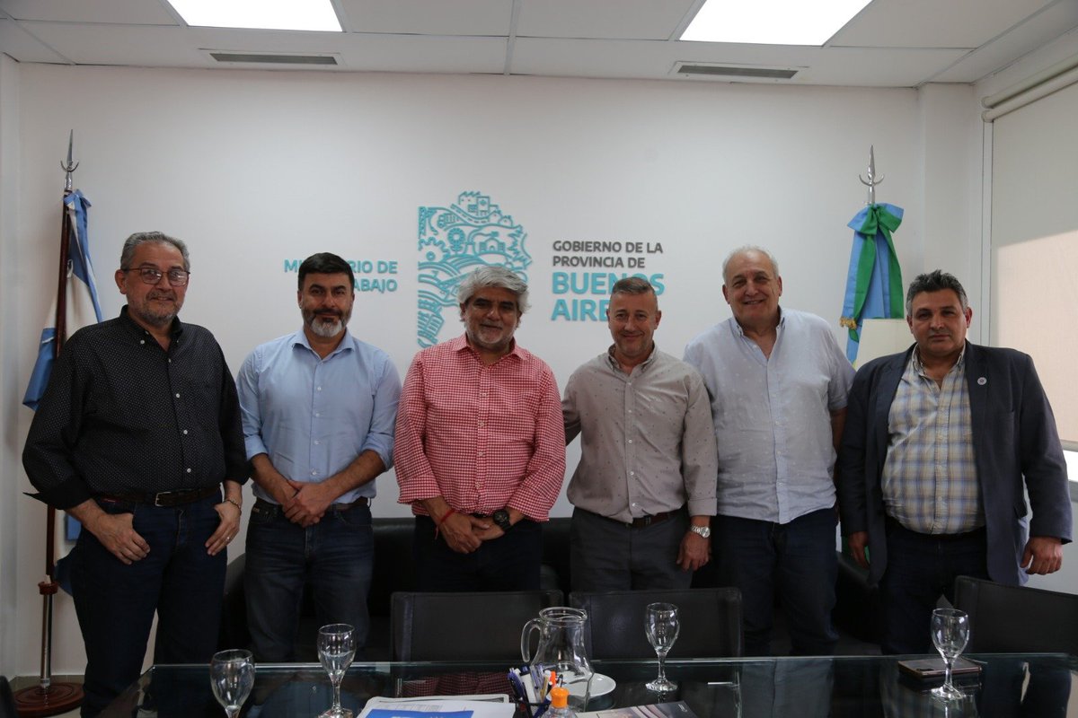 waltercorreaok's tweet photo. Me reuní con referentes de @apdfanacional para conversar sobre temas de actualidad política y sindical del sector a nivel nacional. Abordamos la realidad que atraviesan los sectores ferroportuarios y ferroviarios, y evaluamos la creación de un centro de capacitación. https://t.co/sGbXaLJWod
