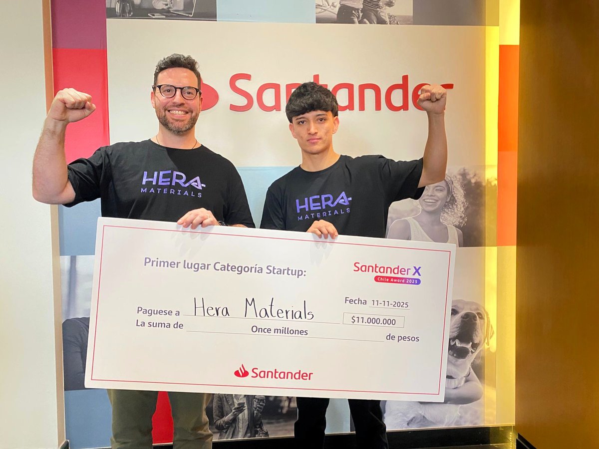 IncubatecUFRO's tweet photo. 🎉 ¡Y lo hicieron de nuevo!
#HeraMaterials obtuvo el 1° lugar en @SantanderX Award #Chile 2025 de @santanderchile, al superar a más de 200 postulaciones.
#Woodpack, patrocinado por @IncubatecUFRO, es un biomaterial con IA compostable. 🌱
¡Felicitaciones por el nuevo logro! https://t.co/CWXoKsVz7b