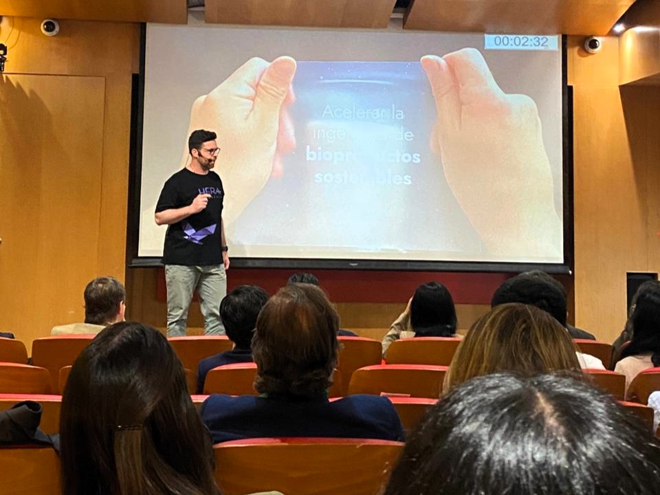 IncubatecUFRO's tweet photo. 🎉 ¡Y lo hicieron de nuevo!
#HeraMaterials obtuvo el 1° lugar en @SantanderX Award #Chile 2025 de @santanderchile, al superar a más de 200 postulaciones.
#Woodpack, patrocinado por @IncubatecUFRO, es un biomaterial con IA compostable. 🌱
¡Felicitaciones por el nuevo logro! https://t.co/CWXoKsVz7b