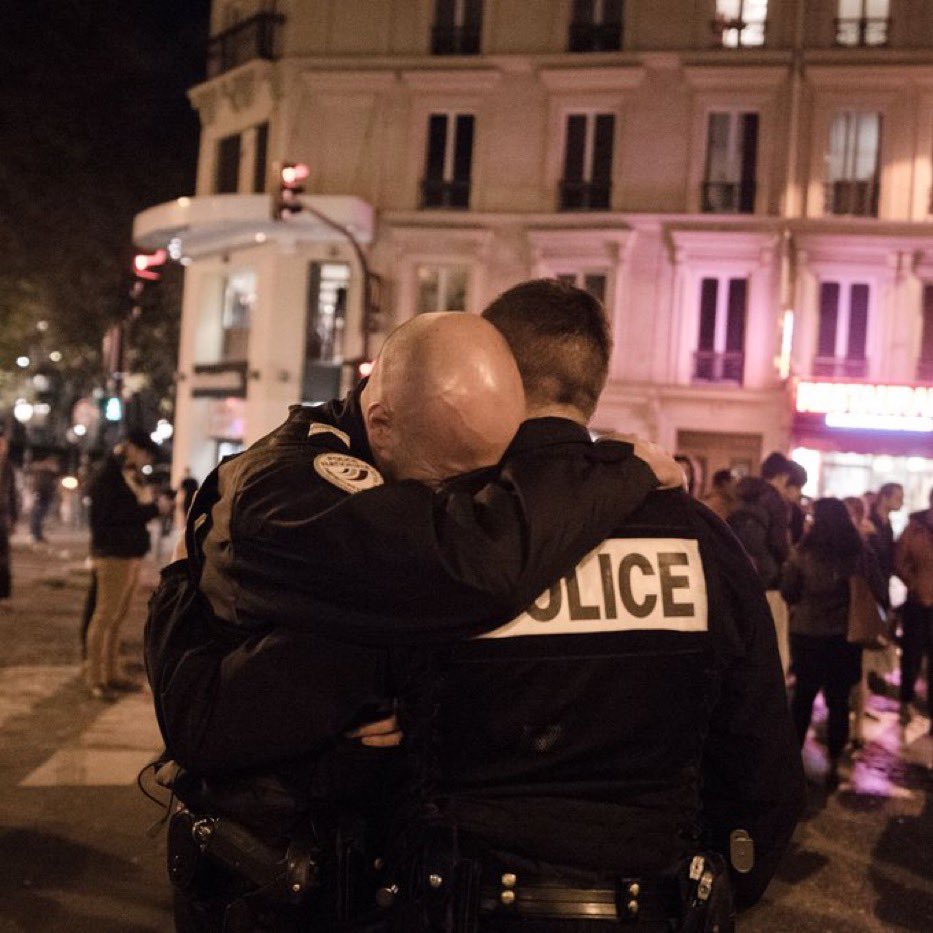 Cette photo prise par le photographe Benjamin Filarsky restera à jamais un des symboles des attentats du #13novembre.

Ce soir là, deux de nos collègues policiers en tenue ont laissé apparaitre leur émotion à coté des terrasses visées par les terroristes islamistes avant de
