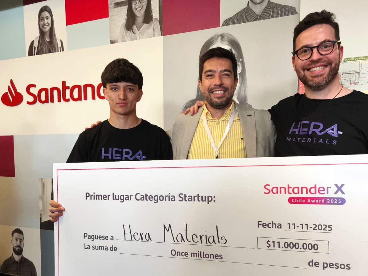 IncubatecUFRO's tweet photo. 🎉 ¡Y lo hicieron de nuevo!
#HeraMaterials obtuvo el 1° lugar en @SantanderX Award #Chile 2025 de @santanderchile, al superar a más de 200 postulaciones.
#Woodpack, patrocinado por @IncubatecUFRO, es un biomaterial con IA compostable. 🌱
¡Felicitaciones por el nuevo logro! https://t.co/CWXoKsVz7b