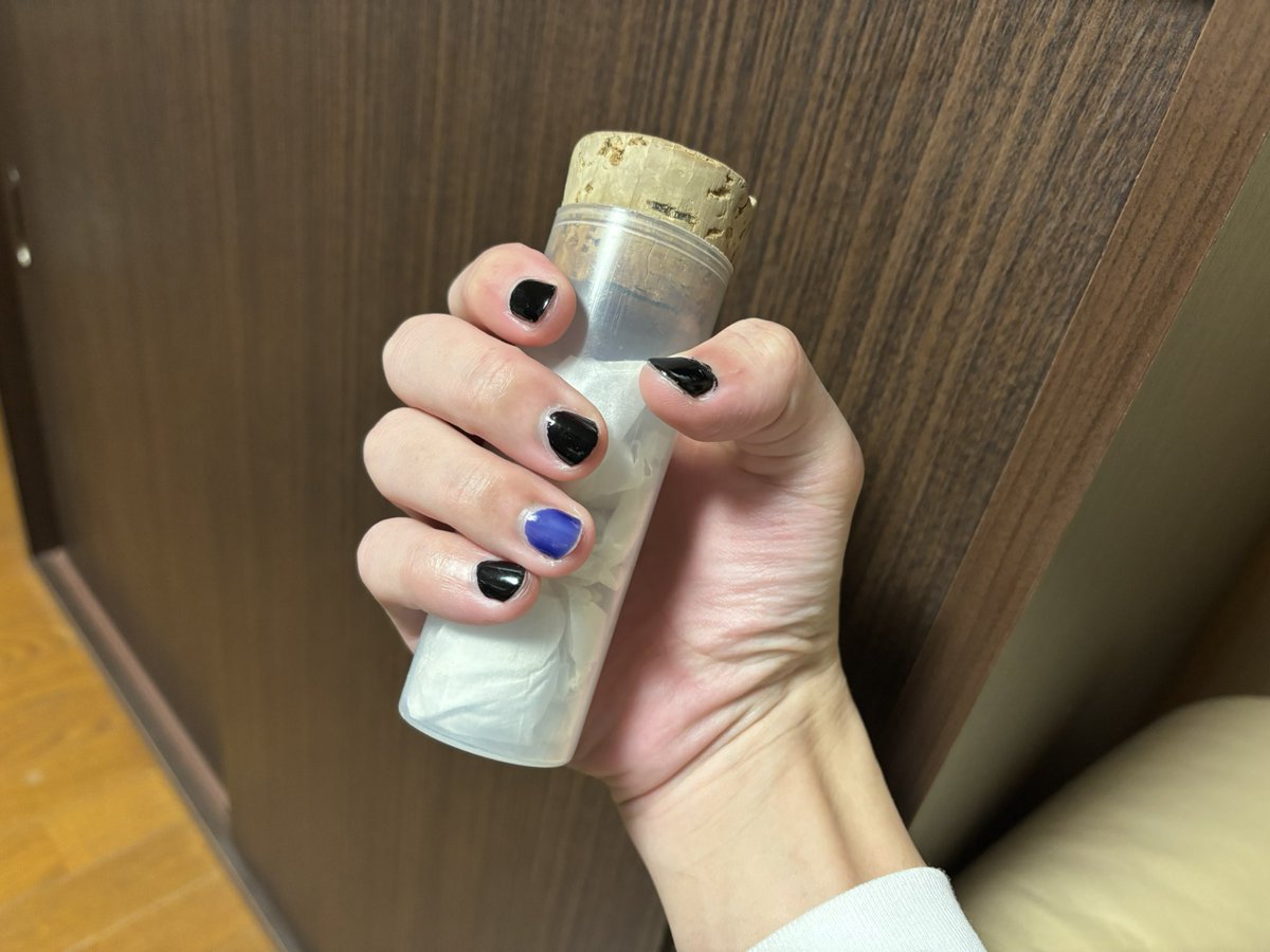 人差し指の青が汚くなってしまったので黒に塗り直した。ついで他の爪も塗り直した。ちょうど良い掴む物が毒瓶しかなかった。映えない。おやすみなさい。