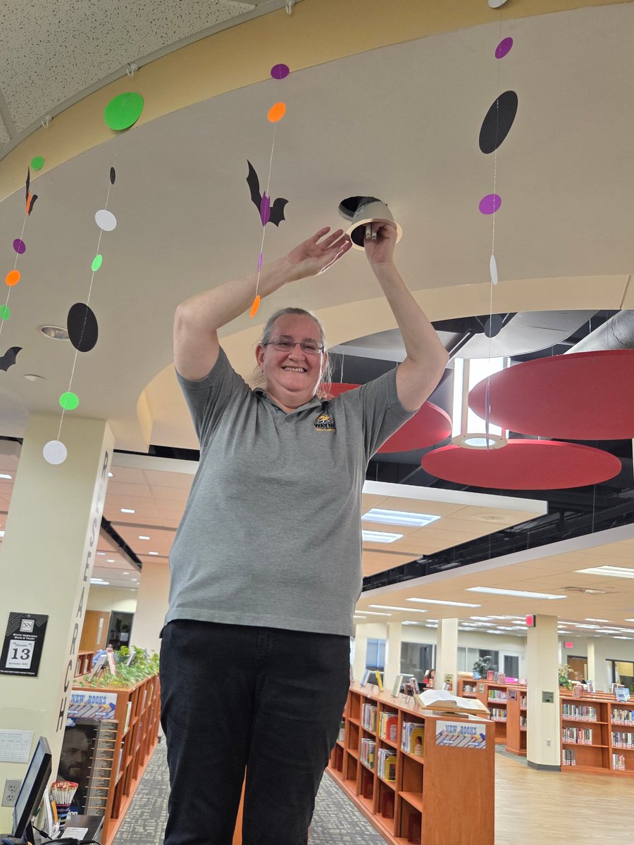 ConnLibrary's tweet image. 💡 Ever wonder what happens when a light bulb needs changing?
Our amazing custodian Donna climbs up on the Circulation Desk—with a big smile—to keep Conn Library bright!
#librarylife #behindthescenes #connlibrary #waynestatecollege
