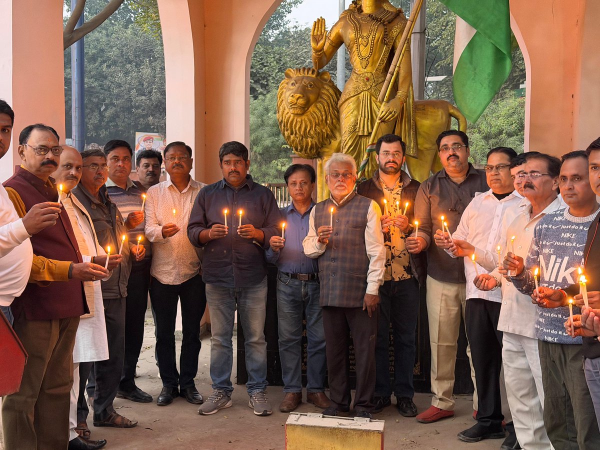 nsuiamitsingh's tweet image. आज #आगरा_महानगर_कांग्रेस_कमेटी द्वारा दिल्ली बम ब्लास्ट में मृतकों की आत्मा की शांति व घायलों के जल स्वस्थ होने के लिए आगरा दीवानी चौराहे स्थित भारत माता की  प्रतिमा पर प्रार्थना सभा की जिसमें कांग्रेस जन्म उपस्थित रहे!
@RahulGandhi  @INCUttarPradesh #agra #न्यूज़ 
#hilights