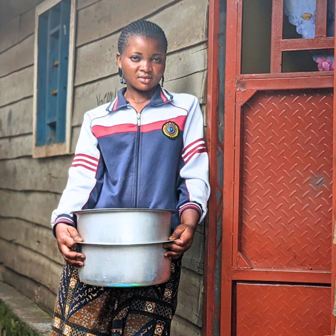 GiveDirectly's tweet image. “Armed men took my husband by force. He never came back home, and I can’t reach him on the phone. Our house was destroyed, and everything we owned was stolen. I was left to care for seven children, my three and four of his from a previous marriage. Without money, it was nearly…