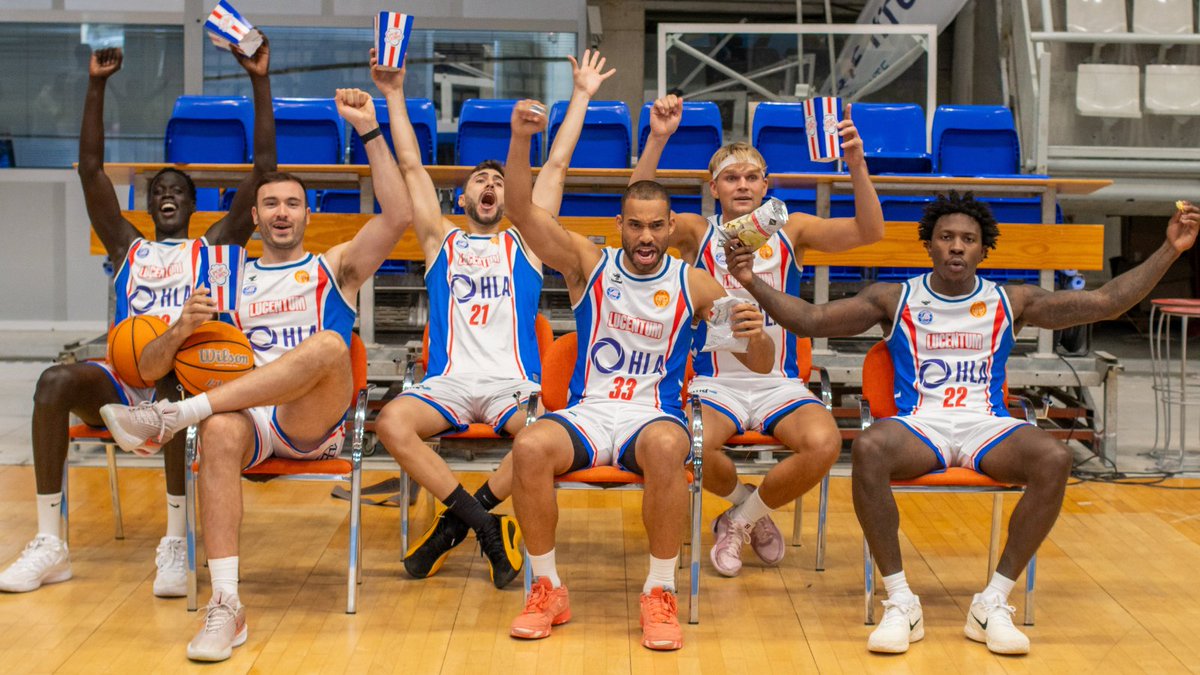 FundLucentum's tweet photo. 🏀✨ Este sábado estrenamos Palco Premium 😍
Nuestros jugadores ya lo han probado... ¿y tú?

🍽️ Comida y bebida incluidas al descanso
👀 Vistas exclusivas y máxima comodidad

🎟️ Adultos: 40€ | Menores de 18: 25€
Compra aquí: https://t.co/Ffl5wNPdUL

#PalcoPremium #HLAAlicante https://t.co/ROZFbVgskB