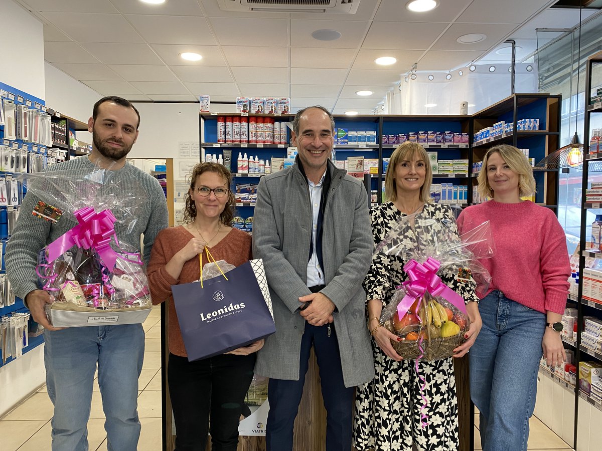 [Octobre rose] La Pharmacie Tranchant a été récompensée ce jour pour sa victoire au concours des vitrines commerçantes organisé dans le cadre d'Octobre rose. Panier garni, chocolats et corbeille de fruits... De quoi ravir toute l'équipe ! 😃