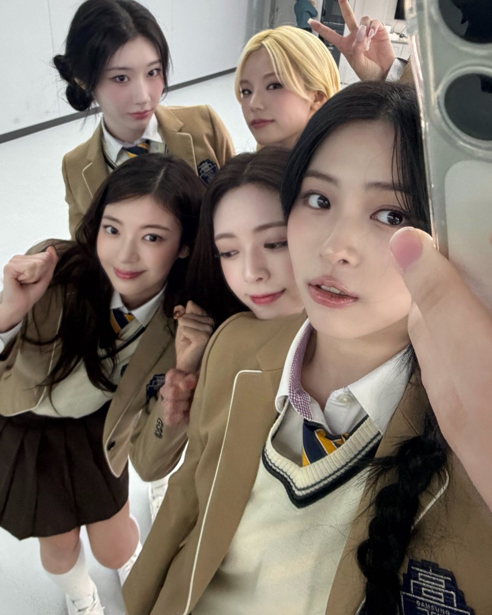 推しの制服はほんまに尊いですわ........
01sの高校卒業vlogがあがったのがつい昨日のことのようで私も歳をとりました()