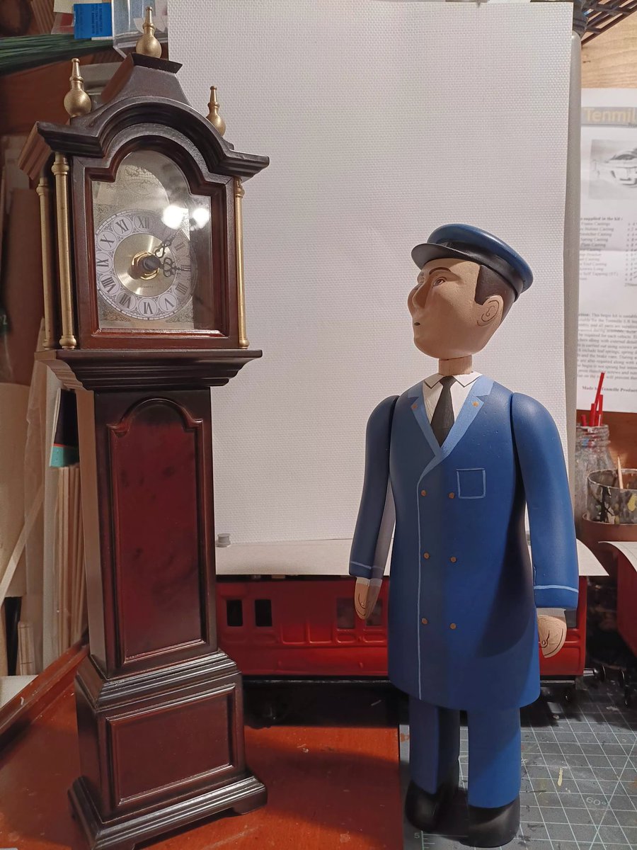 ModelsThomas's tweet image. &quot;OK. You&apos;ve got me a clock, but now I need an office to put it in!&quot; 

Maybe one day! You never know what you might find at a thrift store.