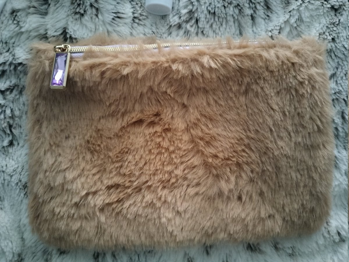 LolaJanie14's tweet photo. This is the close-up of the bag! Reminds me of a 🧸 

So cute and the amethyst color zipper pull is perfect!! 👌🏻

(I've named him, Roosevelt) 🖤

#ipsy #november #makeup #beauty #teddybear https://t.co/bxqvTpdbuI