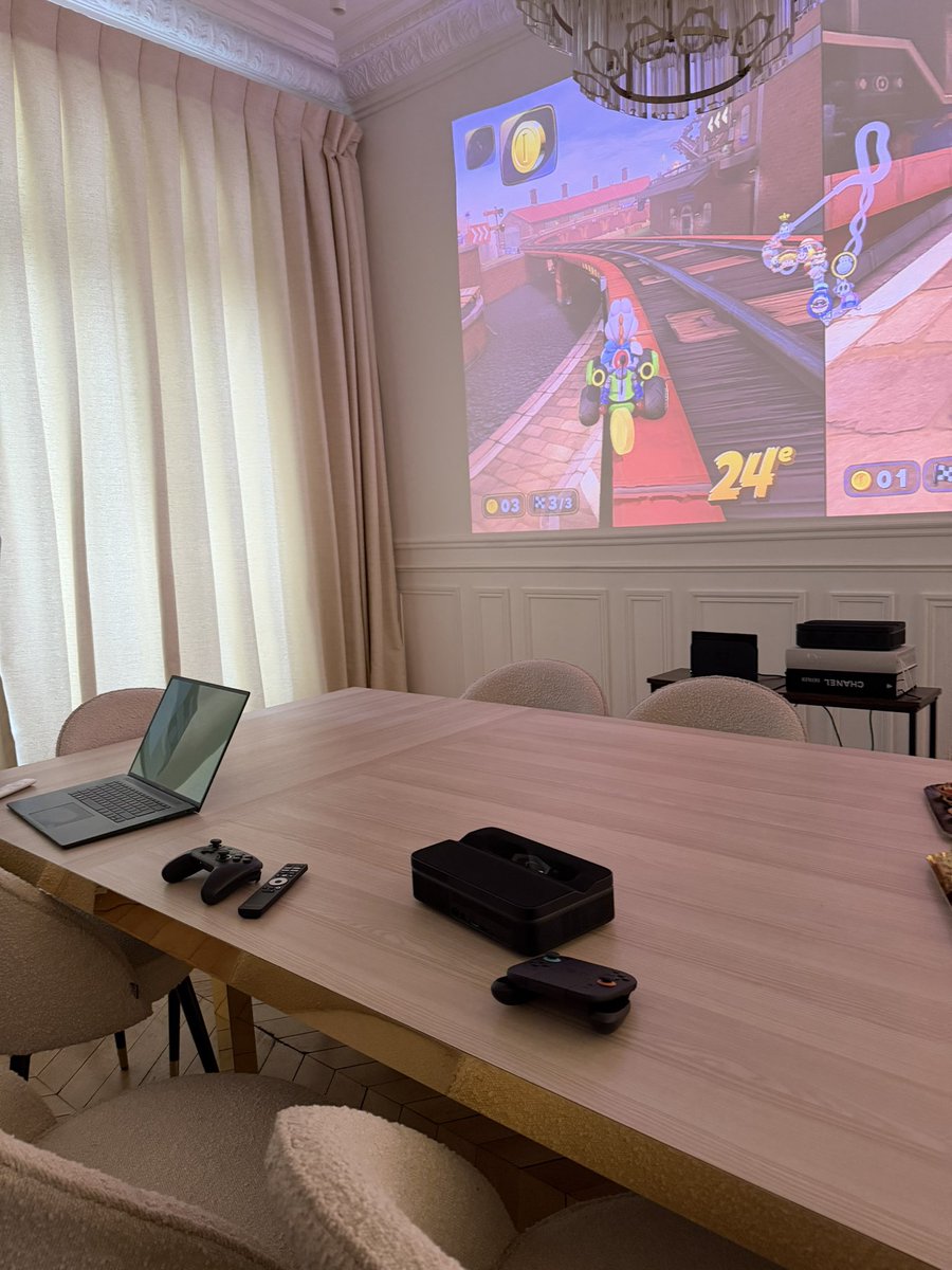 GeekircBlog's tweet image. On a pu tester pas mal de choses :
📺 Les nouvelles TV et projecteurs Thomson – franchement, très belle qualité d’image, ça claque en vrai.
🏋️‍♂️ L’espace fitness connecté avec Kinomap – vélo, course… tout synchronisé en temps réel, super immersif. @Thomson_FRA #ThomsonGoLive