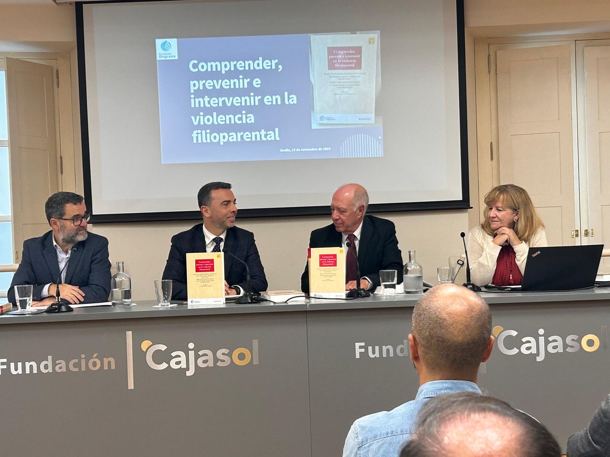 JuntaSevilla's tweet photo. El Delegado de @JusticiaJunta @JavierMillanCz ha presentado en la @Cajasol #hoy el libro “Comprender, Prevenir e Intervenir en la Violencia Filioparental”

📚La obra, promovida por Fundación Diagrama, ha sido publicada por la editorial Aranzadi https://t.co/y8PKN8dCKf