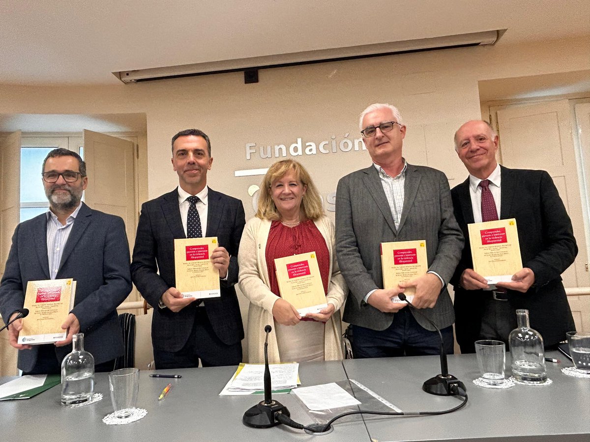 JuntaSevilla's tweet photo. El Delegado de @JusticiaJunta @JavierMillanCz ha presentado en la @Cajasol #hoy el libro “Comprender, Prevenir e Intervenir en la Violencia Filioparental”

📚La obra, promovida por Fundación Diagrama, ha sido publicada por la editorial Aranzadi https://t.co/y8PKN8dCKf