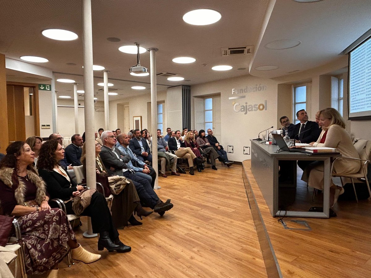 JuntaSevilla's tweet photo. El Delegado de @JusticiaJunta @JavierMillanCz ha presentado en la @Cajasol #hoy el libro “Comprender, Prevenir e Intervenir en la Violencia Filioparental”

📚La obra, promovida por Fundación Diagrama, ha sido publicada por la editorial Aranzadi https://t.co/y8PKN8dCKf