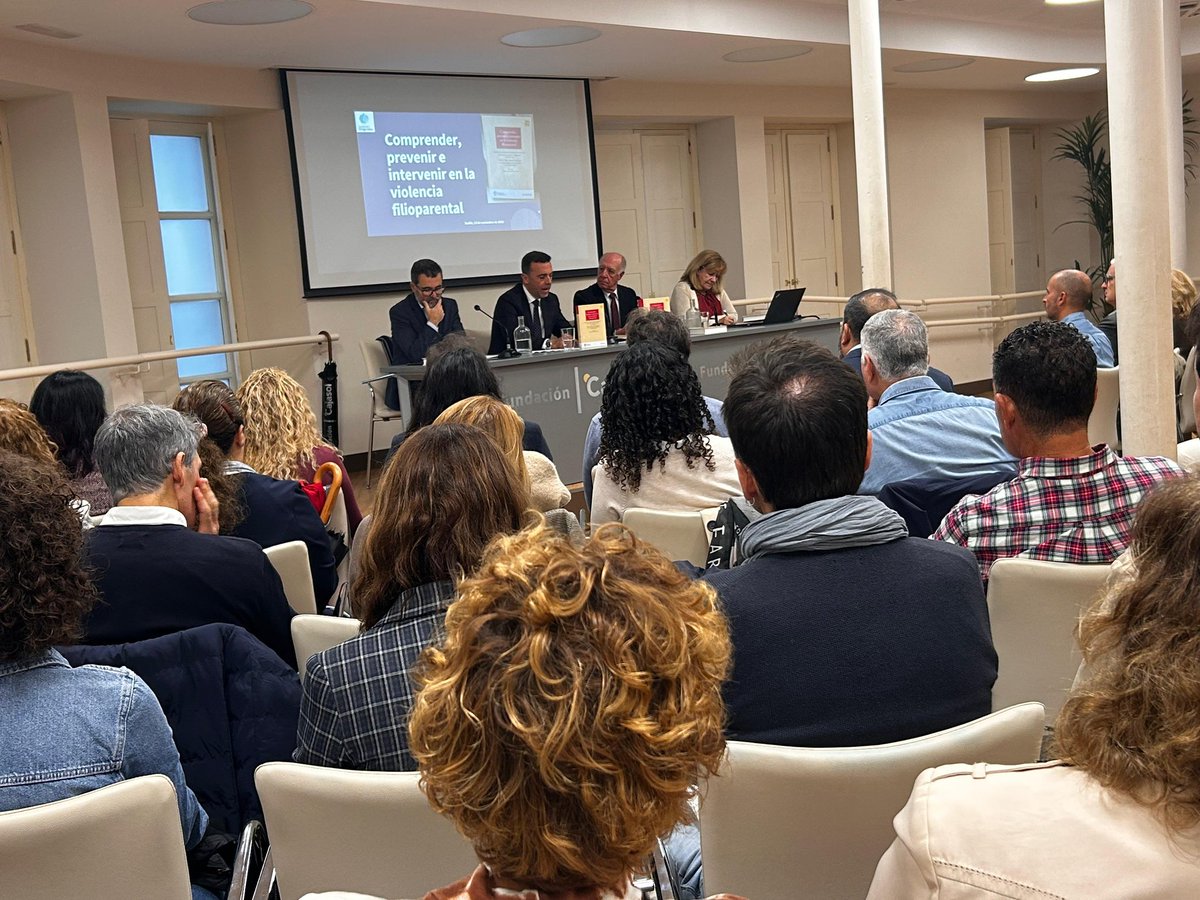 JuntaSevilla's tweet photo. El Delegado de @JusticiaJunta @JavierMillanCz ha presentado en la @Cajasol #hoy el libro “Comprender, Prevenir e Intervenir en la Violencia Filioparental”

📚La obra, promovida por Fundación Diagrama, ha sido publicada por la editorial Aranzadi https://t.co/y8PKN8dCKf