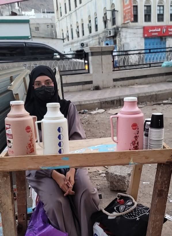 ▪️ بنت مكافحة اخت لنا من بنات عدن، تعيل أهلها بشرف وتعب، وتبيع شاي لذيذ يستاهل التجربة ☕. 
▪️ الكفاح جمال الحياة ❤️. 
▪️ موقعها: عدن - المعلا - شارع مدرم - أمام القيصر لبيع الشيبس.

#ساندوهم