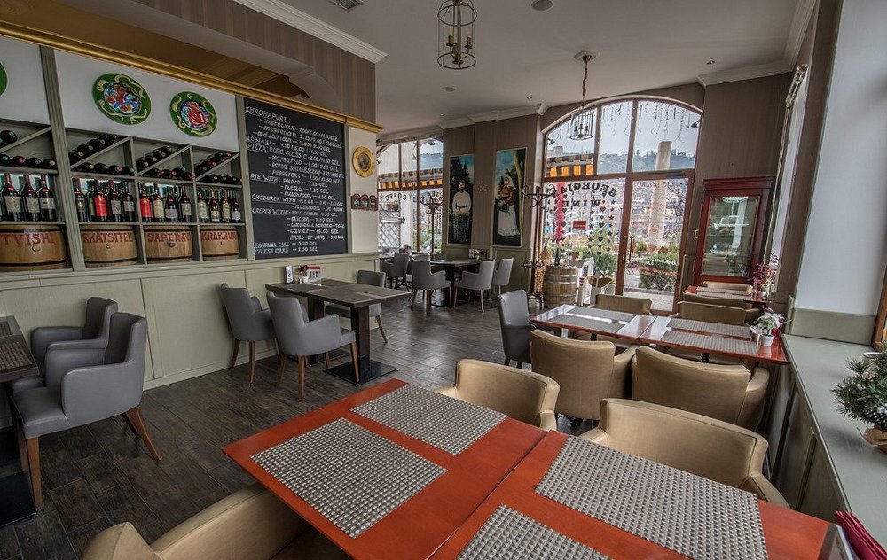 #فندق_اليوم
Hotel Kopala Rikhe: أجواء “كوبالا” تجمع بين الثقافة الجورجية والتصميم التقليدي، تحس بروح البلد في كل زاوية 🤍🏛️. #تراث #سياحة

📞 📞 Whats wa.me/995599997016