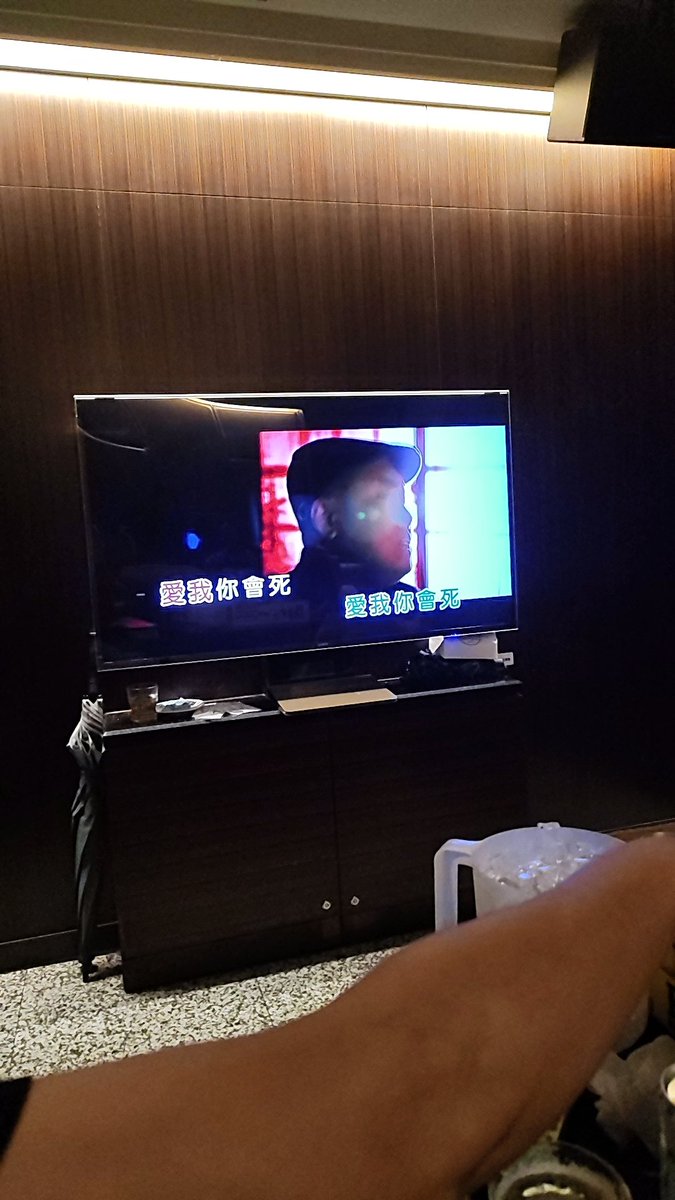 後來被朋友拖去唱歌！回家的時候，在一樓遇見包廂不熟的朋友，要我等他一下他上樓拿個傘就送我回去
「抱歉，我已經叫車了」還是那個不愛等待的自己，喜歡隨心所欲，想幹嘛就去；又不是哪個重要的誰，值得我浪費時間等待
鴨舌帽+頭戴式耳機是最禮貌的婉拒
計程車司機和路人以及不熟的同事
現在喜歡安靜