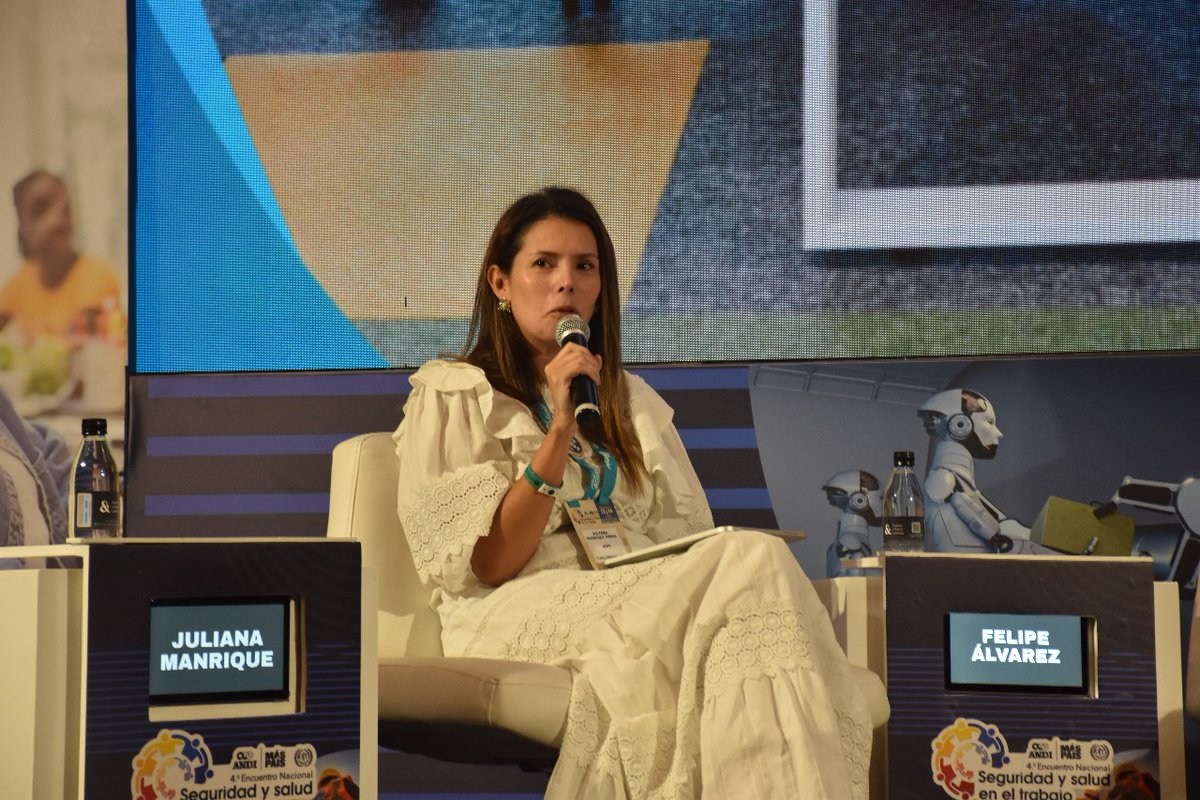 ANDI_Colombia's tweet photo. ✅Inicia el primer panel de la jornada en el #SSTANDI con la conversación sobre productividad vs. abuso del derecho en materia de ausentismo laboral, moderado por Juliana Manrique, directora laboral de la ANDI. 
#MásPaísANDI https://t.co/p1xt4Ct0Pf