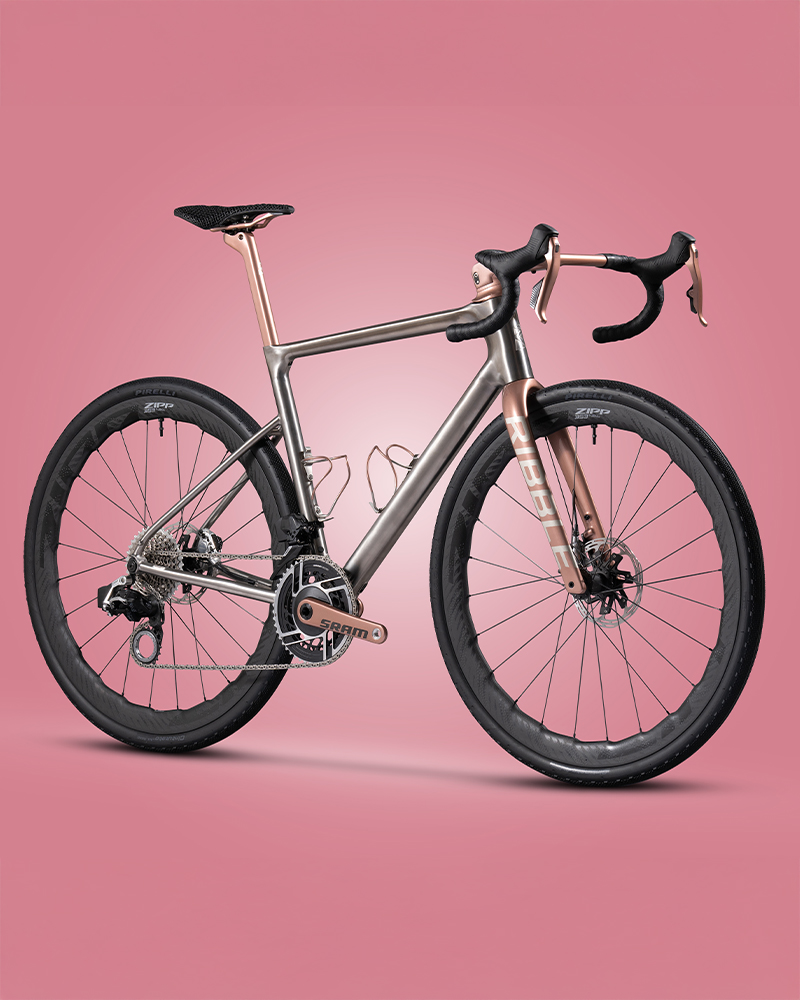 RibbleCycles's tweet image. Throwback to a showstopper. ✨

The Allroad Ti – Rose Gold Edition turned heads with its blend of timeless titanium and cutting-edge 3D-printed details. Rose gold accents on the fork, seat post, and more made it a true statement of craft and innovation - a one-off build with some…