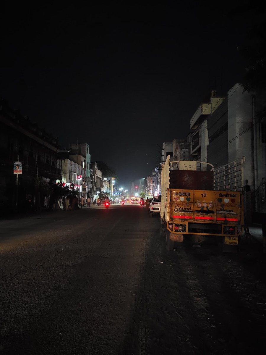 ourMadurai's tweet image. தெருவிளக்குகளைப் போடாமல், திருடர்கள் எந்தவிதக் கஷ்டமும் இல்லாமல் பொருட்களைத் திருட வசதி செய்து கொடுத்த இந்த மாநகராட்சியின் செயல்பாட்டை உண்மையிலேயே பாராட்டுகிறேன். 👏 @mdu_corp 
மக்கள் பணத்தில் இப்படியொரு &apos;சிறந்த&apos; வேலையைச் செய்கிறீர்கள்! 🤡 📍 Entire east masi and west masi street