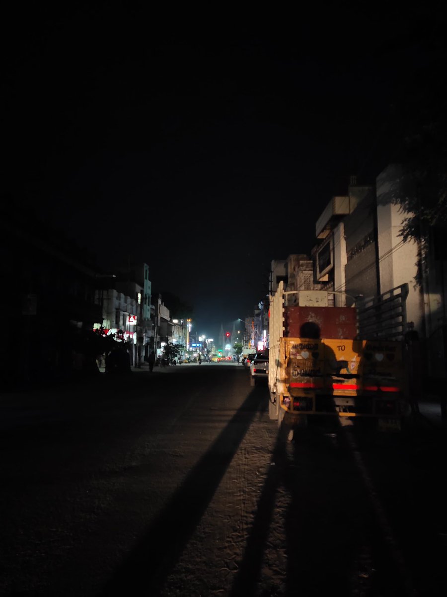 ourMadurai's tweet image. தெருவிளக்குகளைப் போடாமல், திருடர்கள் எந்தவிதக் கஷ்டமும் இல்லாமல் பொருட்களைத் திருட வசதி செய்து கொடுத்த இந்த மாநகராட்சியின் செயல்பாட்டை உண்மையிலேயே பாராட்டுகிறேன். 👏 @mdu_corp 
மக்கள் பணத்தில் இப்படியொரு &apos;சிறந்த&apos; வேலையைச் செய்கிறீர்கள்! 🤡 📍 Entire east masi and west masi street