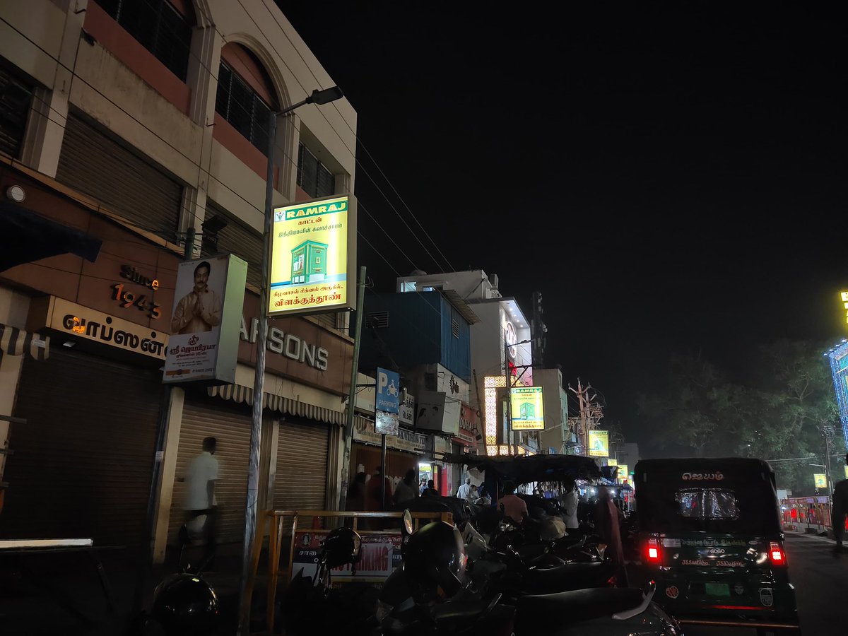 ourMadurai's tweet image. தெருவிளக்குகளைப் போடாமல், திருடர்கள் எந்தவிதக் கஷ்டமும் இல்லாமல் பொருட்களைத் திருட வசதி செய்து கொடுத்த இந்த மாநகராட்சியின் செயல்பாட்டை உண்மையிலேயே பாராட்டுகிறேன். 👏 @mdu_corp 
மக்கள் பணத்தில் இப்படியொரு &apos;சிறந்த&apos; வேலையைச் செய்கிறீர்கள்! 🤡 📍 Entire east masi and west masi street