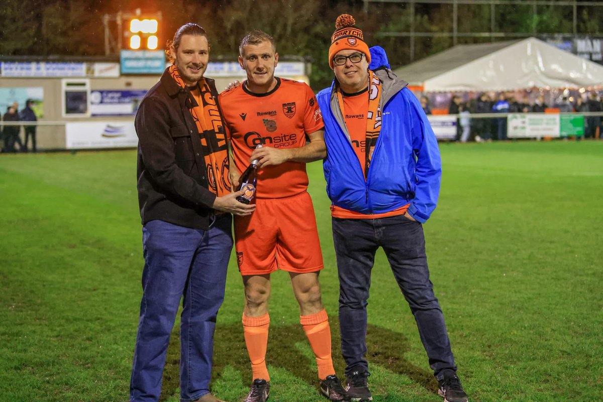 arancionefans's tweet photo. 🍾 🍊| POTM FOR OCTOBER 

Congratulations to Jack Lee who won our Arancione Supporters Player of the Month for October. 

Jack received his bubbly against Fareham on Tuesday night, with Lewis Millington and Martin Care presenting him with the award. 

#Arancione | #HesInYourHead https://t.co/C13xtt2icA