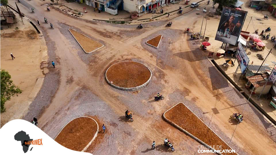 🚧 #Kisangani se modernise !
Sur l’avenue Stade Lumumba, tous les travaux d’assainissement sont terminés.
La chaussée et les trottoirs sont en cours : une voirie moderne prend forme dans la Tshopo 🇨🇩

#SAFRIMEX #LegeantBatisseurDeLaRDC #Développement #Infrastructures