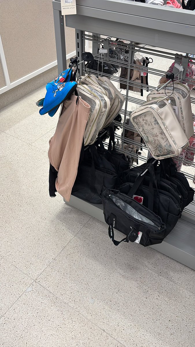 قاعد أتسوق وقدامي ام تهاوش بنتها وقدامهم مراهقات سوالفهم تدبل التسبد  الله يهديهم  مو حاطين غرفه قياسات واضطريت ارجع لهم بوقت زحمة 😣