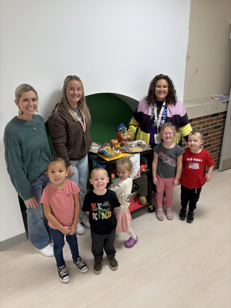 The counselors and students are spreading kindness to teachers with a treat from the kindness cart on World Kindness Day!❤️