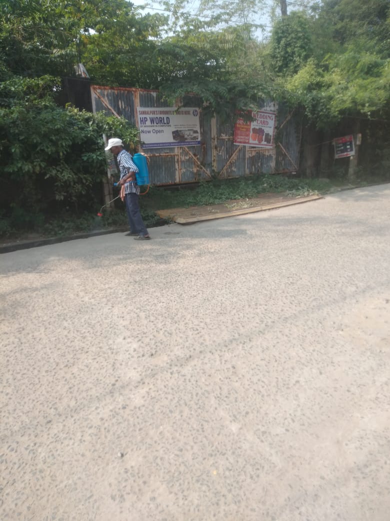 SMC_Sambalpur's tweet image. Spraying of mosquito repellent oil carried out at SRIT Colony to prevent mosquito breeding and control the spread of vector-borne diseases. Residents are advised to keep their surroundings clean, cover water containers, and avoid stagnant water accumulation.
#VectorControl