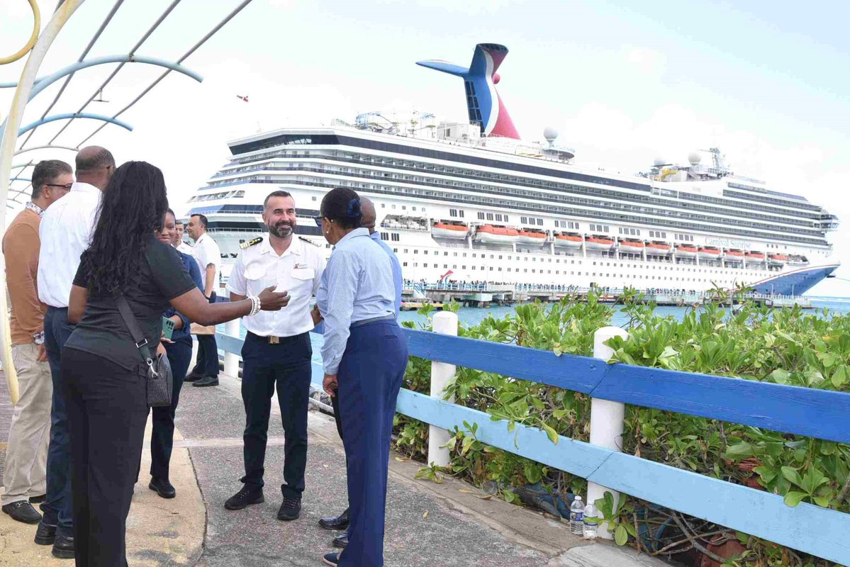 They have returned! <a href="/CarnivalCruise/">Carnival Cruise Line</a> #CarnivalSunrise made first call to Ocho Rios with #cruise passengers since Jamaica was hit by #HurricaneMelissa.