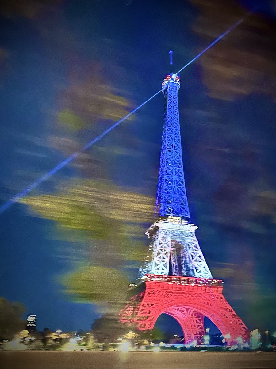ana4dream's tweet photo. #13novembre Paris #hommage https://t.co/8I7bsfzftW