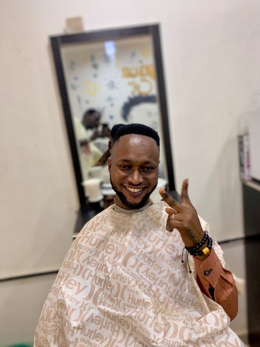 Unique_Cutzz's tweet photo. A barber's job is to make people look good, but a great barber makes people feel good.
💇‍♂️💇‍♂️💈💈💥💥👏❤️
#uniquecutz 
#jamoocutz https://t.co/n2CdmKr2Fd