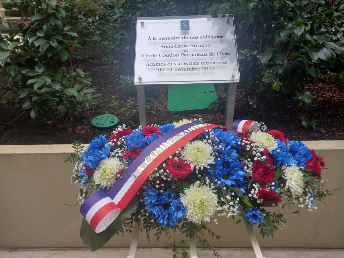 SncdFo's tweet image. Émouvante cérémonie du souvenir des #attentats du #13novembre2015, ce jour, au siège de la DG @douane_france, en présence de membres des familles d'Anne-Laure Arruebo et de Cécile Coudon Peccadeau de l'Isle. Hommage à toutes les victimes et pensée pour leurs proches.