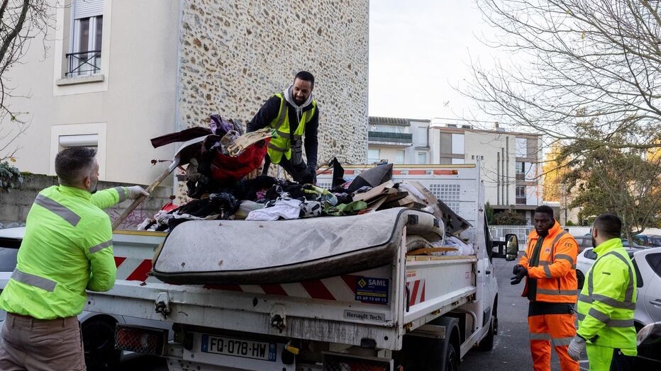 🔴 FLASH - #Juvisy : La mairie porte plainte.

👉 Depuis plusieurs mois, le parking d’Aldi est envahi de déchets. Après plusieurs relances, vaines, auprès du gérant du magasin, la maire a demandé à ses agents de nettoyer le site. (Le Parisien) #Essonne