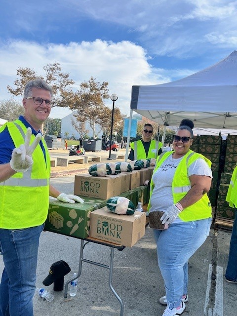 LACo_DPSS's tweet image. In partnership with @LAFoodBank and 2nd District Supervisor @HollyJMitchell, #DPSS volunteers spent #VeteransDay at Exposition Park distributing food to residents in need of #FoodAssistance 📦