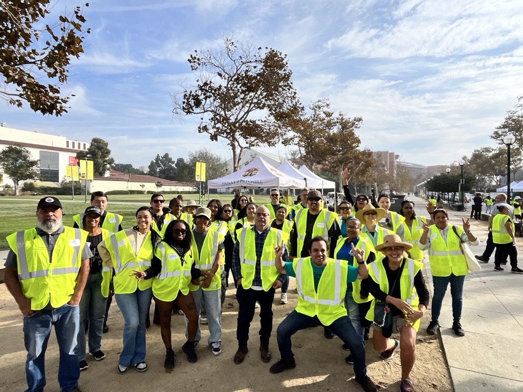 LACo_DPSS's tweet image. In partnership with @LAFoodBank and 2nd District Supervisor @HollyJMitchell, #DPSS volunteers spent #VeteransDay at Exposition Park distributing food to residents in need of #FoodAssistance 📦