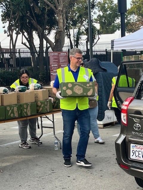 LACo_DPSS's tweet image. In partnership with @LAFoodBank and 2nd District Supervisor @HollyJMitchell, #DPSS volunteers spent #VeteransDay at Exposition Park distributing food to residents in need of #FoodAssistance 📦