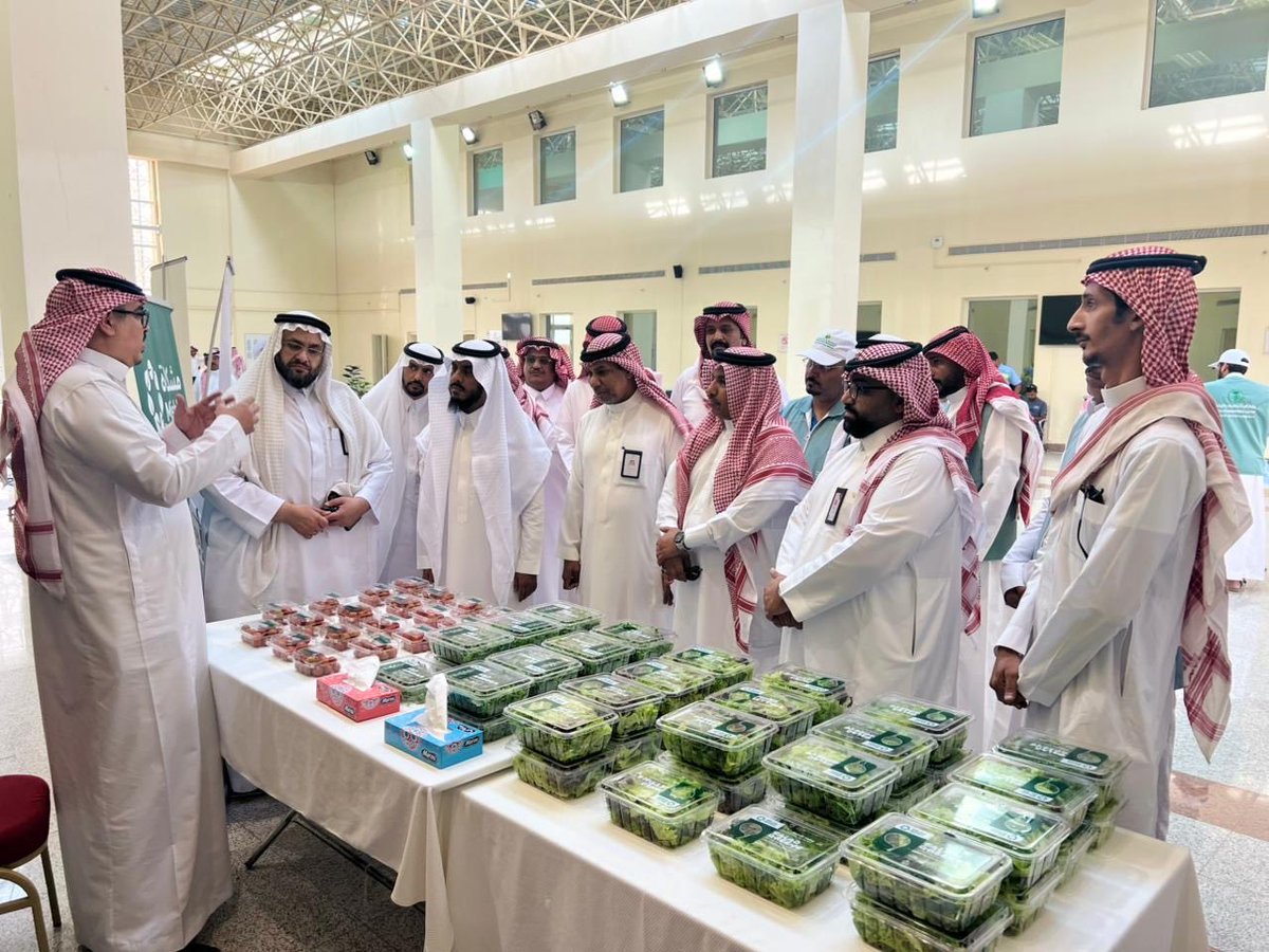 juc_uqu's tweet photo. بالتعاون مع وزارة البيئة والمياه والزراعة بمحافظة الجموم؛ أقامت الكلية ممثلةً بقسم الأحياء معرضًا لعرض المنتجات الزراعية والعضوية،  وأقيم على هامش المعرض محاضرة توعوية، وبعض المنشورات العلمية. https://t.co/3r2AM8nsBd