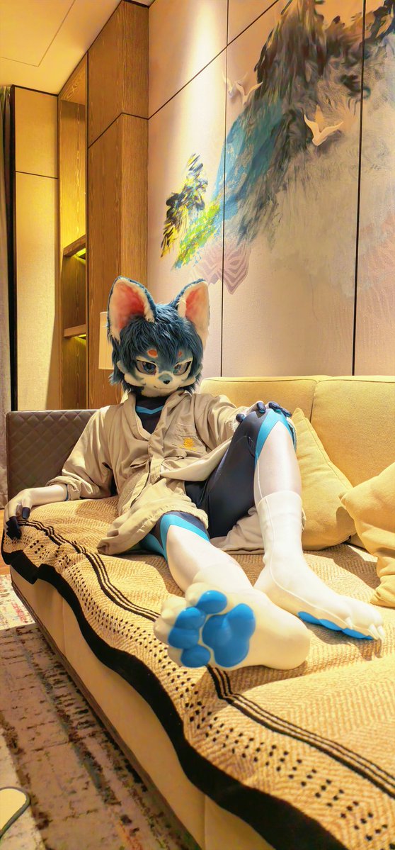 任务结束。是时候到酒店放松一下了
#fursuitFriday #furry