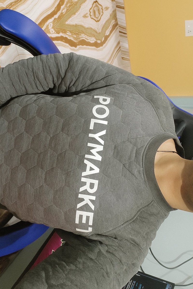 its_h_a_r_i's tweet photo. Just got a fresh sweatshirt from @Polymarket 👀🔥They even sent me a full cartoon bundle lmao 😭
I’ll be posting one item every day Stay tuned, it’s about to get fun on this timeline 😎📈
#Polymarket #CryptoTwitter #PMCommunity #HolyPoly #PredictionMarkets #Crypto #Traders #DeFi #BullishVibes