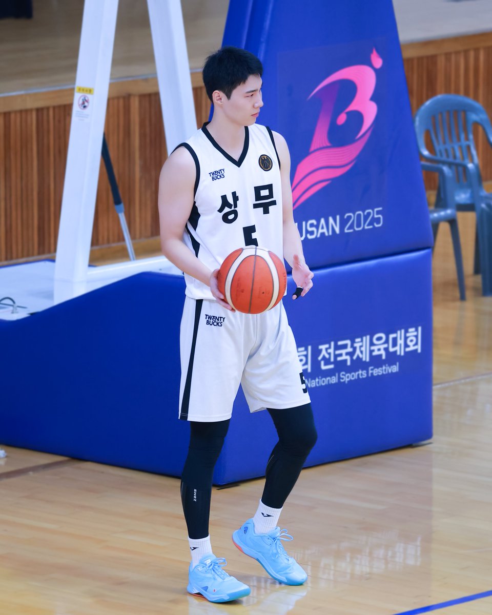 _truepic_2's tweet image. 미뤄둔 체전 사진 업로드,,
하는 이유는 오늘 본 새 유니폼이 너무 충격적이라서(?)

📸 251022 전국체전 (vs 동국대)
#국군체육부대 #상무농구단 
#신민석