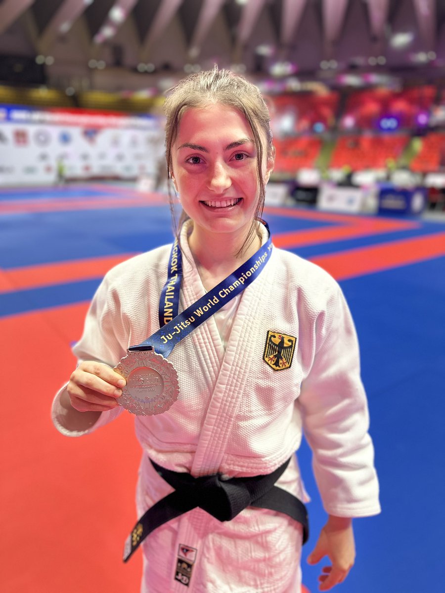 KODOKANev's tweet photo. Michelle wird U21-Vizeweltmeisterin bei der Ju-Jutsu-WM in Bangkok (Thailand) 🥈🥋🇹🇭
Herzlichen Glückwunsch zum 2. Platz im Fighting der U21 weiblich bis 57 kg! 🎉

#jujutsu #fighting #jjif #wm #weltmeisterschaften #u21 #bangkok #thailand #silber #vizeweltmeisterin https://t.co/nmRquyVekR