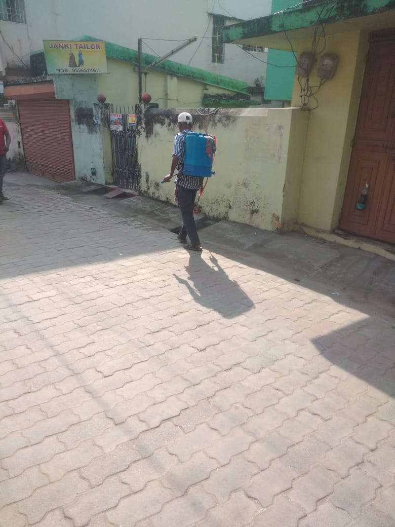 SMC_Sambalpur's tweet image. Spraying of mosquito repellent oil conducted at Sahajognagar to curb mosquito breeding and ensure a healthier environment for residents. Citizens are urged to maintain cleanliness, remove stagnant water, and support the ongoing anti-mosquito drive.
#VectorControl